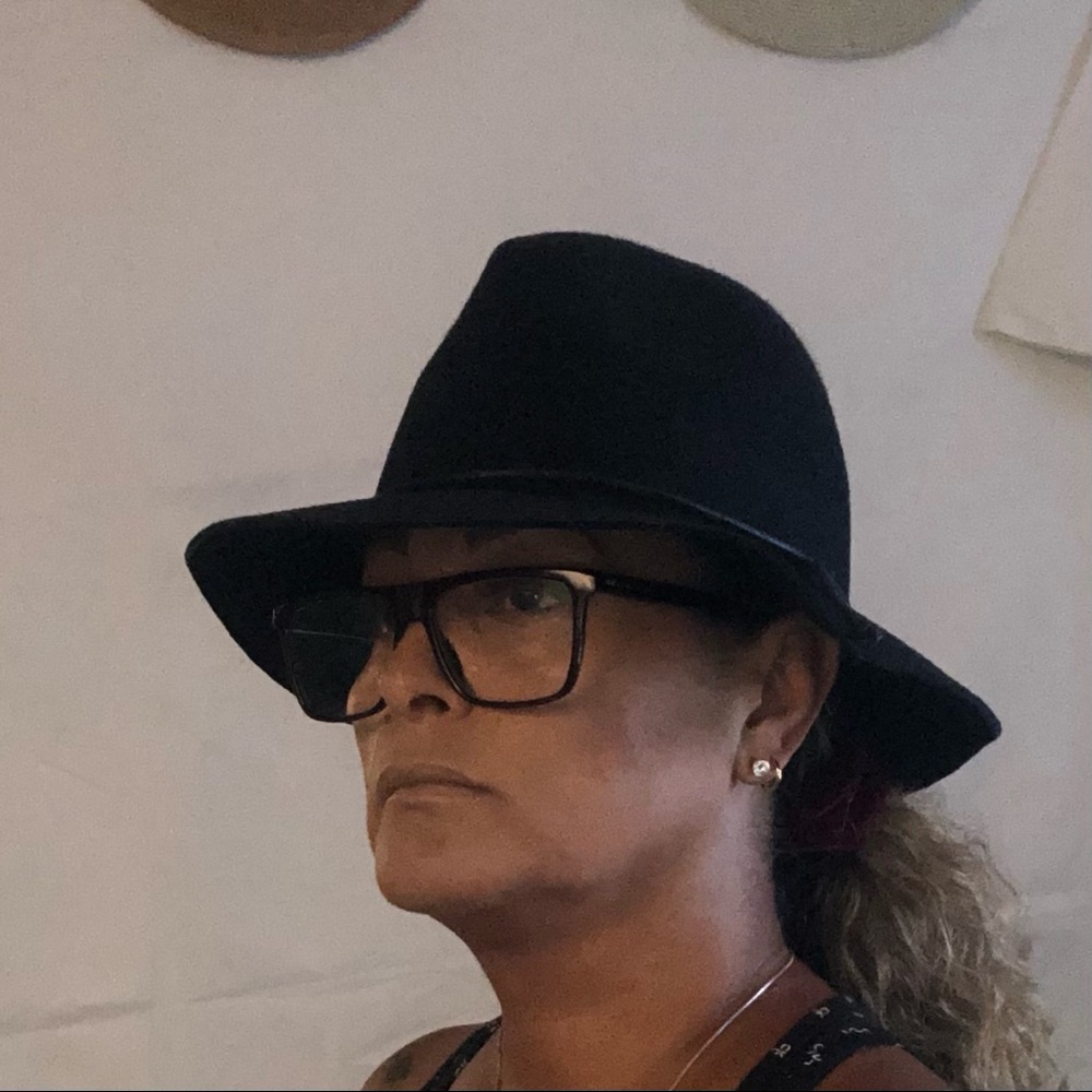 Black short floppy hat - Picture 6 of 11